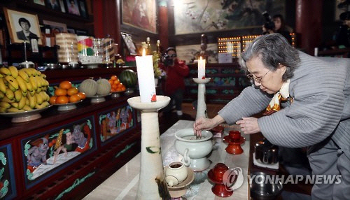 고 박종철 열사 어머니 정차순 씨가 13일 경남 양산시 하북면 통도사 말사 성전암 대웅전에서 열린 박종철 민주열사 30주기 추모제에서 분향하고 있다. [연합뉴스]